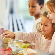 Kinder holen Essen am Büffet der Cafeteria in Kindergarten oder Grundschule